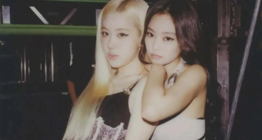 BLACKPINK Jennie 刪掉與 Rosé 合照傳出不合，引發社群正反兩派粉絲激烈討論！
